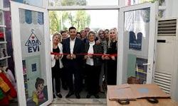 Kuşadası’nda çocukların yüzü ‘Ada Kıyafet Evi̇’ i̇le gülecek