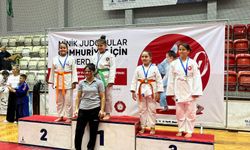Konak'ın judo takımı ilk turnuvadan madalyalarla döndü