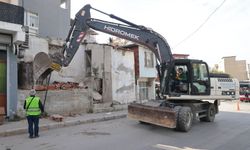 Konak'ta metruk yapıların yıkımı devam ediyor