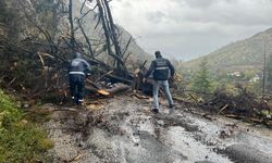 Marmari̇s Beledi̇yesi̇ eki̇pleri̇ni̇n yağmur mesaisi