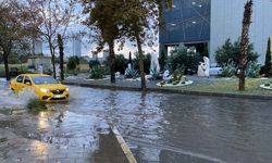 İzmir’de yoğun sağanak hayatı durdurdu