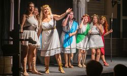 Kuşadası’nda perde ‘Kadınların Savaşı’ i̇le açıldı