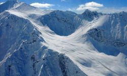 Dağ yürüyüşünde kaybolan 4 kişi çığ altında ölü bulundu