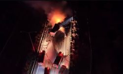 Kaza yapan tırlar alev aldı