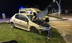 Kontrolden çıkan otomobil refüje çarptı