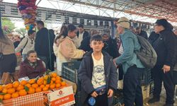 Seferihisar'ın minik esanafının tezgahı dolup taşıyor