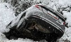 Düzce’de otomobil kanala devrildi!