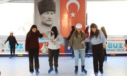 Muğla’da Yeni Yıl Coşkusu Buz Paten Pistiyle Başladı