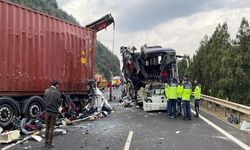 Yolcu otobüsü TIR’a çarptı: 6 ölü, 11 yaralı!