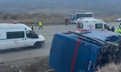 Cezaevi ring aracı devrildi!