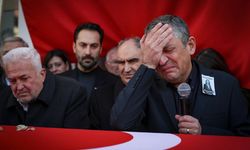 Özgür Özel,Durbay'ın tabutuna omuz verdi