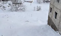 Çığ düşen evdeki 5 kişi kurtarıldı