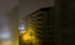 Çatıdan düşen kar kütleleri enerji hattını kopardı