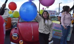 İzmir'de Onkoloji servisindeki çocuklara balonlarla moral