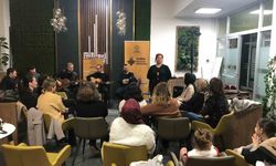 Öğretmenler hem çaldı, hem söyledi