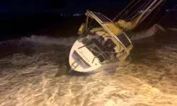 Fırtına milyonluk tekneyi karaya sürükledi