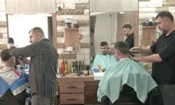 İzmir’de berberden dayanışma örneği: tıraş 150 TL’de sabitlendi