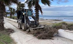 Kuşadası Belediyesi sağanak yağışın izlerini temizlemeye devam ediyor