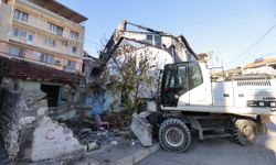 Konak’ta metruk bina yıkımları sürüyor