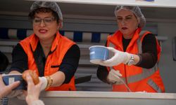 Kuşadası Belediyesi'nden içleri ısıtan sıcak çorba ikramı