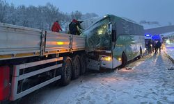 Tokat’ta otobüs ile TIR çarpıştı: Yaralılar var