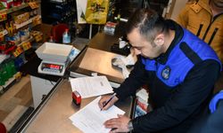 Torbalı zabıtasından halk sağlığını tehtit eden marketlere mühür