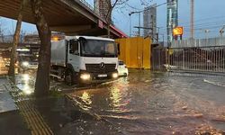 İzmir’de sağanak hayatı olumsuz etkiledi!