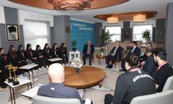 Nilüfer'in şampiyon kızları kupaları Başkan Şadi Özdemir'e getirdi