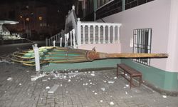 Minarenin külahı koptu, çok sayıda ağaç devrildi