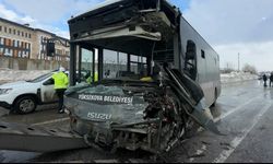 Yüksekova’da halk otobüsü ile minibüs çarpıştı: 18 yaralı