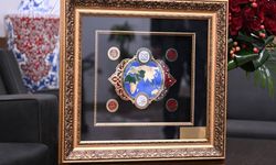 Bahçeli’den Erdoğan’a 72 gül ve özel tasarım tablo