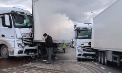 İnegöl girişinde tanker tıra çarptı: 1 yaralı