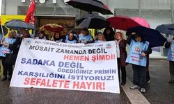 Mersin’de emekliler yağmura rağmen eylem yaptı