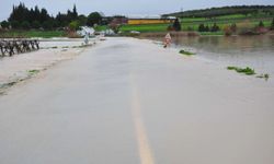 Manisa’da köprü sular altında kaldı