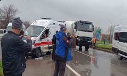 Sakarya’da ambulans ile servis minibüsü çarpıştı