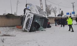 Patnos’ta yolcu otobüsü devrildi: 16 yaralı