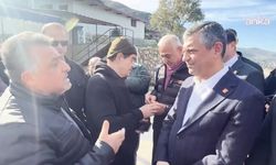 Hataylı depremzede TOKİ mağduriyetini Özgür Özel’e anlattı