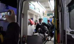 Yaralı sedyeden atlayıp gazetecilere saldırdı!