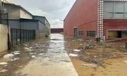 Sel Uşak’ta iş yerlerini vurdu!