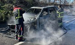 Uşak’ta seyir halindeki araç alev alev yandı