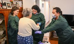 Bornova'da yaşlı ve engelliler evlerinde yalnız değil