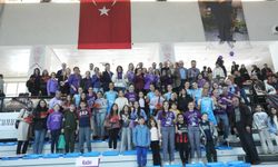 Turgutlu'da sahadan ve tribünlerden tek ses yükseldi: 'Kadına şiddete hayır'