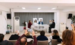 Balçova'da yeni evlenen çiftlere alışveriş kartı desteği