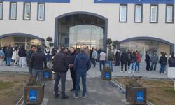 Kuşadası'nda yurttaşlar belediye önünde toplandı