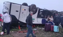 Yolcu otobüsü devrildi, 2 ölü 20 yaralı