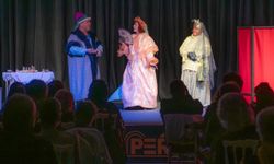 Kuşadası Tiyatro Günleri’nde kahkaha dolu anlar yaşandı