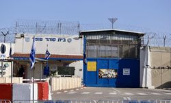 İsrail, hapishanelerdeki Filistinli esirlerin koğuşlarına eş zamanlı baskın yaptı