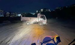 Kuşadası'nda kaçak moloz dökerken suçüstü yakalanan kamyonet sürücüsüne ceza