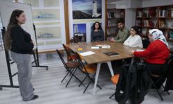 Konak'ta gençler yabancı dilini konuşarak geliştiriyor