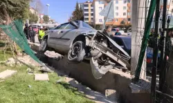 El freni çekilmeyen otomobil yokuş aşağı kaydı